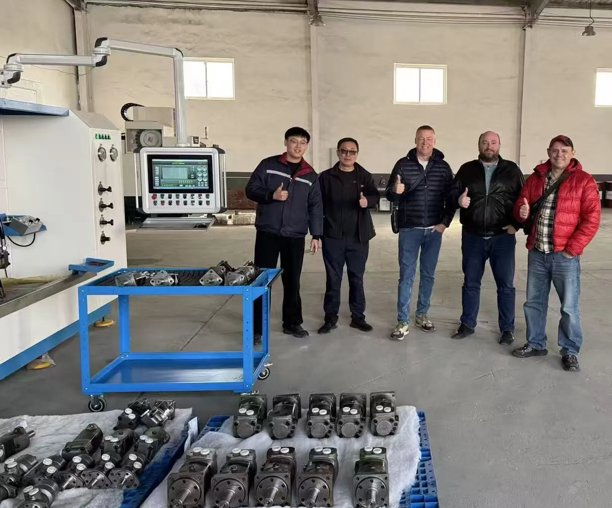 Pelanggan Rusia mengunjungi pabrik motor hidrolik Yushan di Qingdao untuk inspeksi dan pertukaran pandangan.